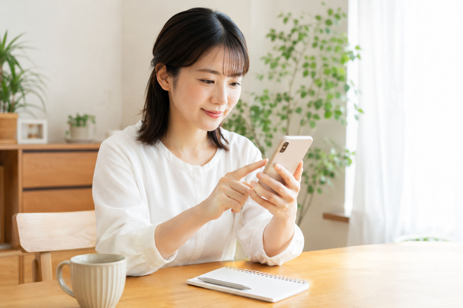 スマートフォンからくめ鍼灸整骨院へLINEで予約や症状相談をする女性